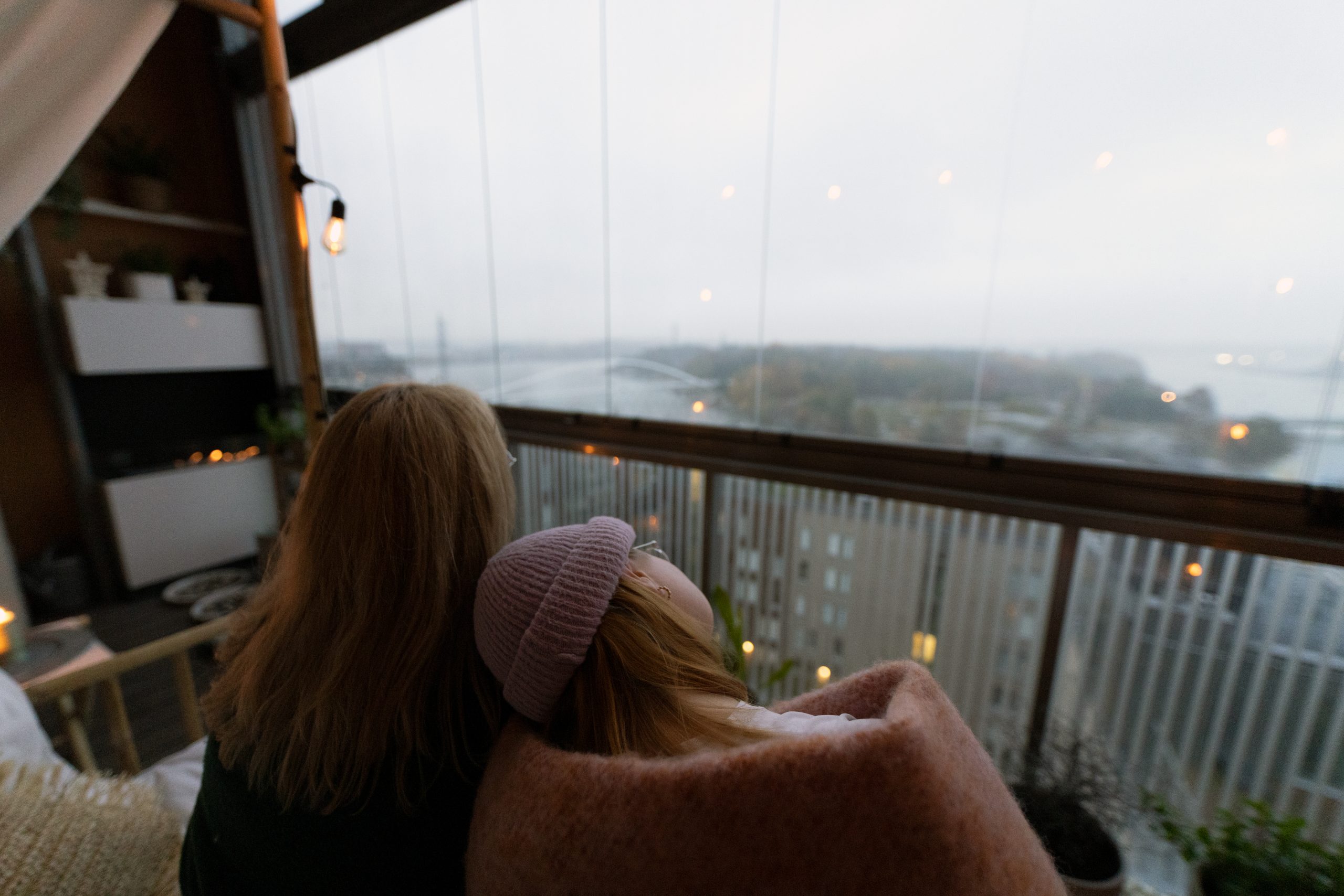 Pariskunta istuu parvekkeella lähekkäin