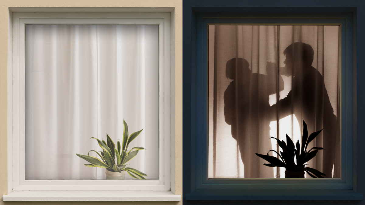 Kaksi ikkunaa, joista toisessa näkyy suljetut verhot ja toisessa ikkunassa on valot päällä ja verhojen läpi näkyy kaksi hahmoa riitelemässä