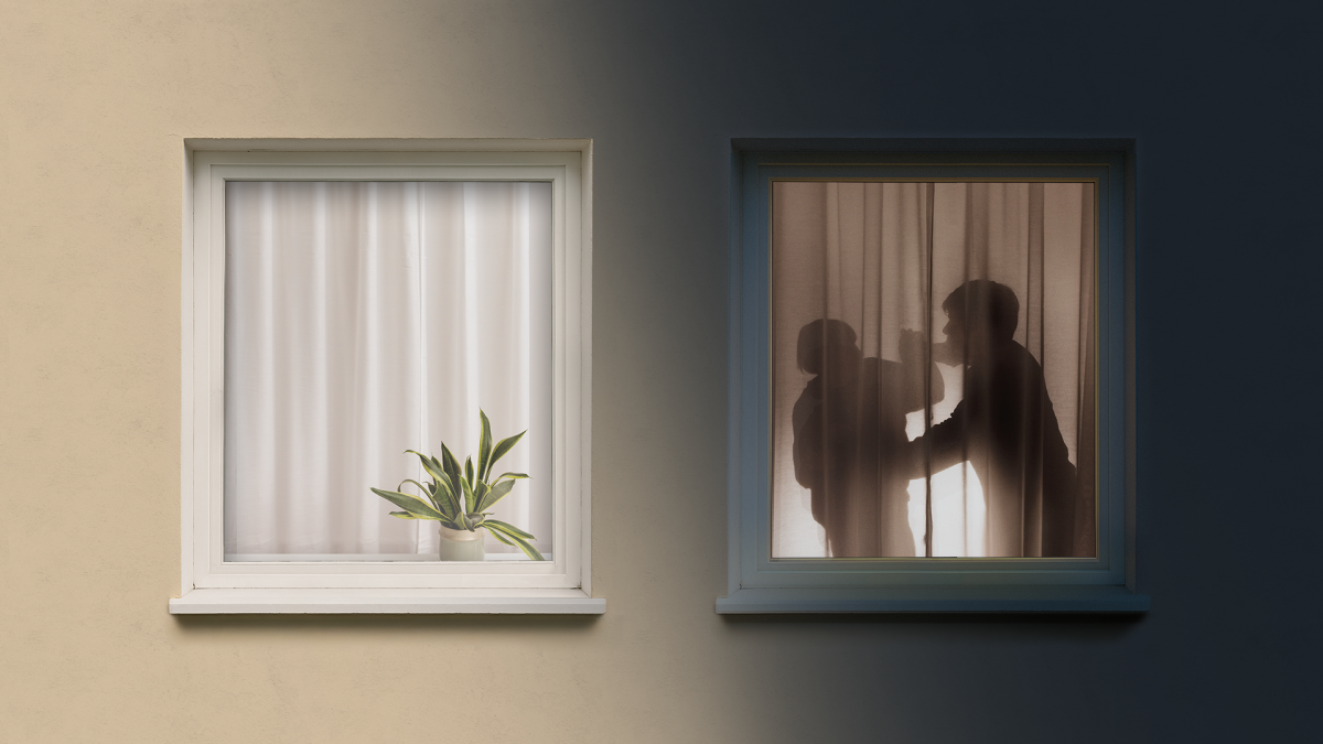 Kaksi ikkunaa, joista toisessa on verhot kiinni ja toisen ikkunan takaa heijastuu riitelevät hahmot.